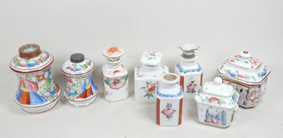 de nombreux types de vases et de récipients différents sur la table