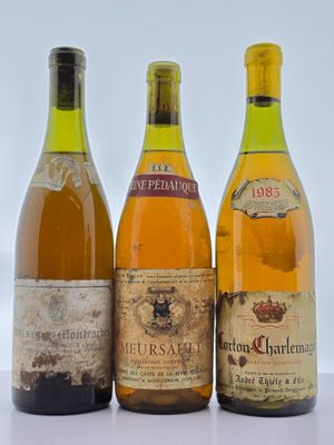 trois bouteilles de vin posées l'une à côté de l'autre sur une table