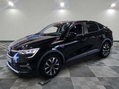 un 4x4 noir garé sur un sol en damier dans un garage