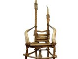 une chaise en bois avec des cornes sur le dossier