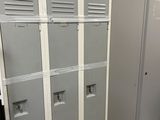 deux casiers dans une pièce, surmontés de cartons