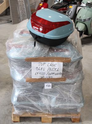 une moto posée sur une palette