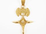 une image représentant un pendentif en or orné d'une croix