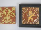 une photo d'un lion et une photo d'un lion accrochée au mur