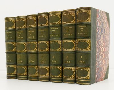 plusieurs vieux livres sont empilés sur une surface blanche