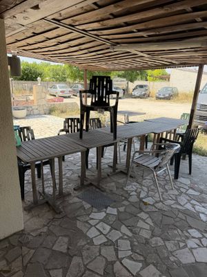 Un lot de mobilier de terrasse comprenant 6 tables en teck,
