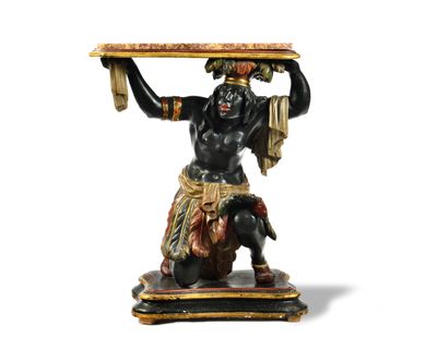 une image représentant une statue d'un homme tenant un plateau au-dessus de sa tête