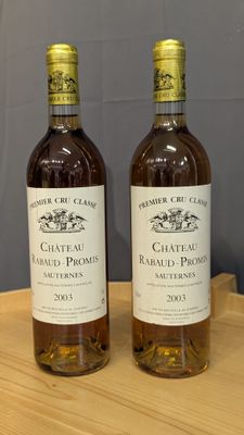 deux bouteilles de vin posées sur une table en bois