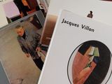 Deux livres sont posés sur une table : l'un est un tableau et l'autre est un tableau.