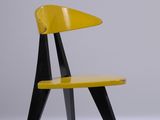 chaise jaune aux pieds noirs, avec une assise en bois posée sur une surface blanche