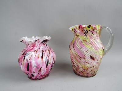 deux vases posés l'un à côté de l'autre sur une table