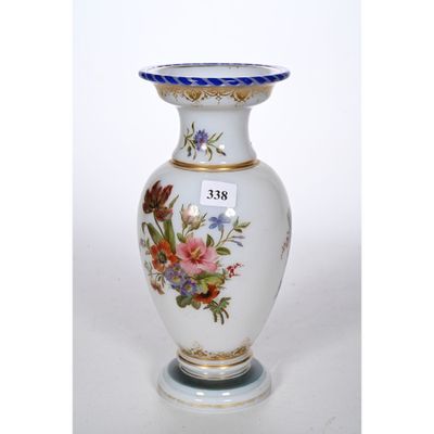 un vase blanc orné d'un motif floral