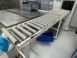un tapis roulant au milieu d'une usine
