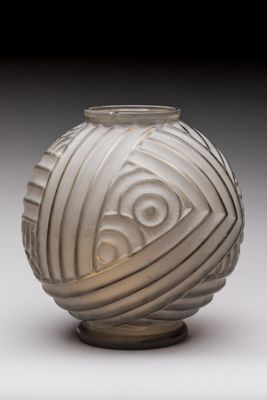 un vase blanc orné d'un motif en spirale