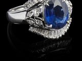 gros plan d'une bague en saphir bleu et diamant sur une surface noire