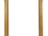 un cadre doré sur un mur blanc, avec un fond blanc