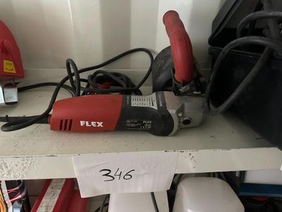 une photo d'une étagère encombrée sur laquelle sont posés des outils