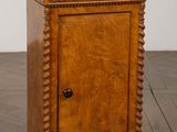 une vieille armoire en bois avec un plateau en marbre, posée sur un parquet