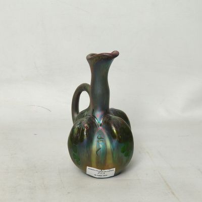 un vase posé sur une surface blanche