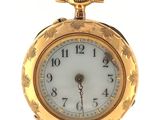 une montre de poche en or avec un cadran blanc sur fond blanc