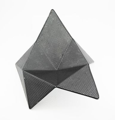 un objet triangulaire noir sur une surface blanche