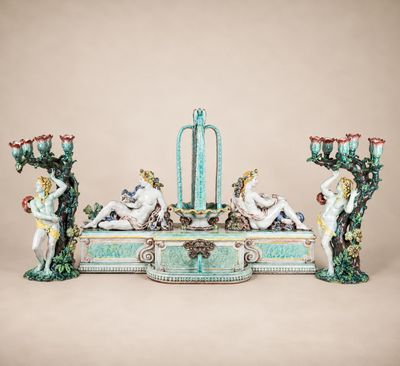 une image représentant un groupe de statues posées sur une table