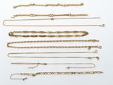une collection de chaînes et de bracelets en or