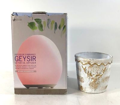 une boîte de savon posée à côté d'une tasse sur une table