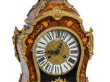 une horloge posée sur une table