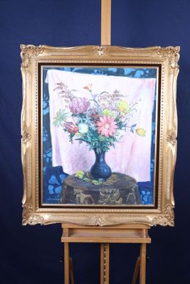 une peinture de fleurs dans un vase sur un chevalet