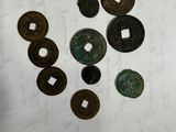 quelques vieilles pièces de monnaie sont posées sur une table avec un fond blanc