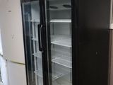 deux réfrigérateurs installés dans une pièce