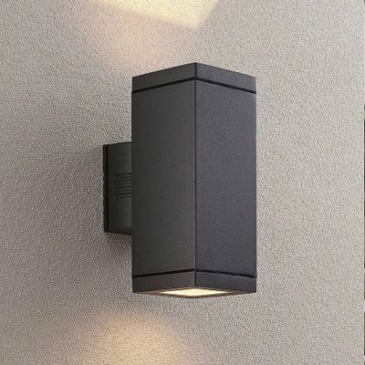 Gros plan sur une applique murale noire fixée sur un mur blanc