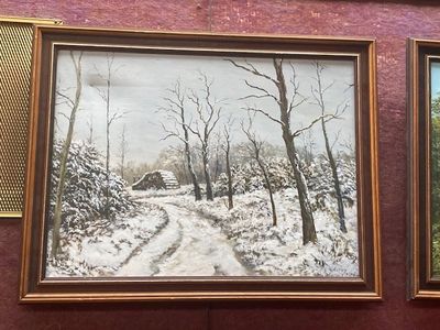 tableau représentant une route enneigée dans une forêt, avec une cabane en arrière-plan