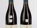 deux bouteilles de vin posées l'une à côté de l'autre sur une table