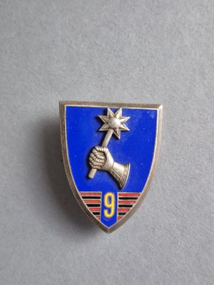un gros plan sur un insigne représentant une main tenant une étoile