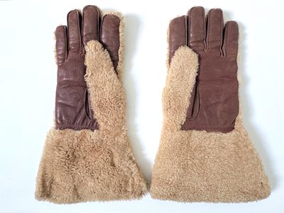 paire de gants en cuir marron doublés de peau de mouton, sur fond blanc