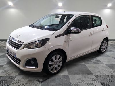 la petite voiture blanche est garée sur un sol en damier
