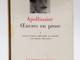 un vieux livre sur lequel figure l'image d'un homme portant un haut-de-forme