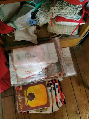 une valise remplie de vêtements et d'autres objets posée par terre