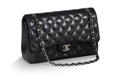 un sac Chanel noir avec une bandoulière en chaîne sur fond blanc