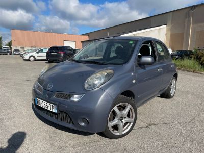une photo d'une petite voiture garée sur un parking