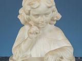 statue en marbre représentant une jeune fille tenant un oiseau sur la main