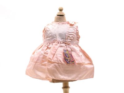 une robe sur un mannequin, sur fond blanc