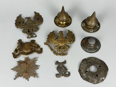 de nombreux objets en laiton posés sur une table