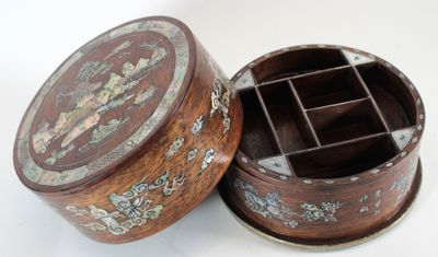 une petite boîte en bois avec un couvercle orné d'un motif