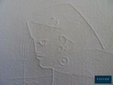 le dessin d'une femme portant un chapeau, tracé sur une feuille de papier