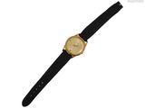un gros plan d'une montre avec un bracelet noir sur fond blanc