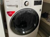 une machine à laver et un sèche-linge dans une pièce sale