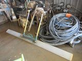 une photo d'une pièce remplie d'outils et d'outils